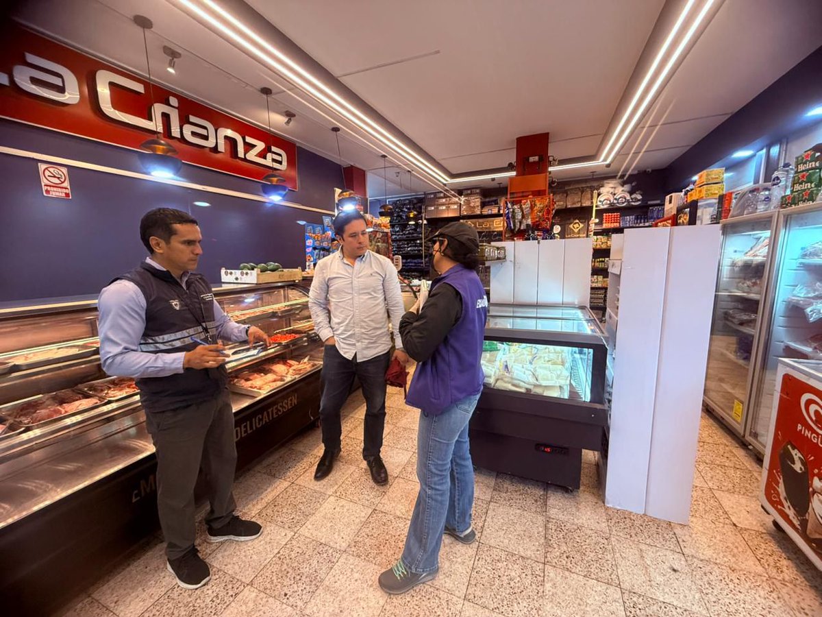 AgrocalidadZ4's tweet photo. #SantoDomingo l Realizamos operativo interinstitucional de control de origen y procedencia de productos y subproductos cárnicos en estado primario en sitios de expendio, de esta manera #ProtegemosLoQueConsumes, sector vía Quevedo. https://t.co/4owFS7ZWXw