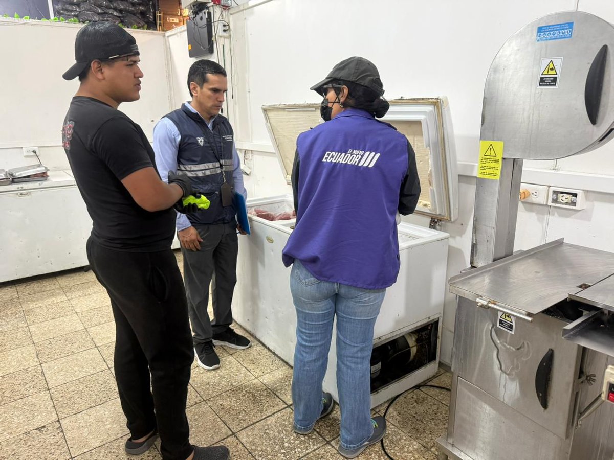 AgrocalidadZ4's tweet photo. #SantoDomingo l Realizamos operativo interinstitucional de control de origen y procedencia de productos y subproductos cárnicos en estado primario en sitios de expendio, de esta manera #ProtegemosLoQueConsumes, sector vía Quevedo. https://t.co/4owFS7ZWXw