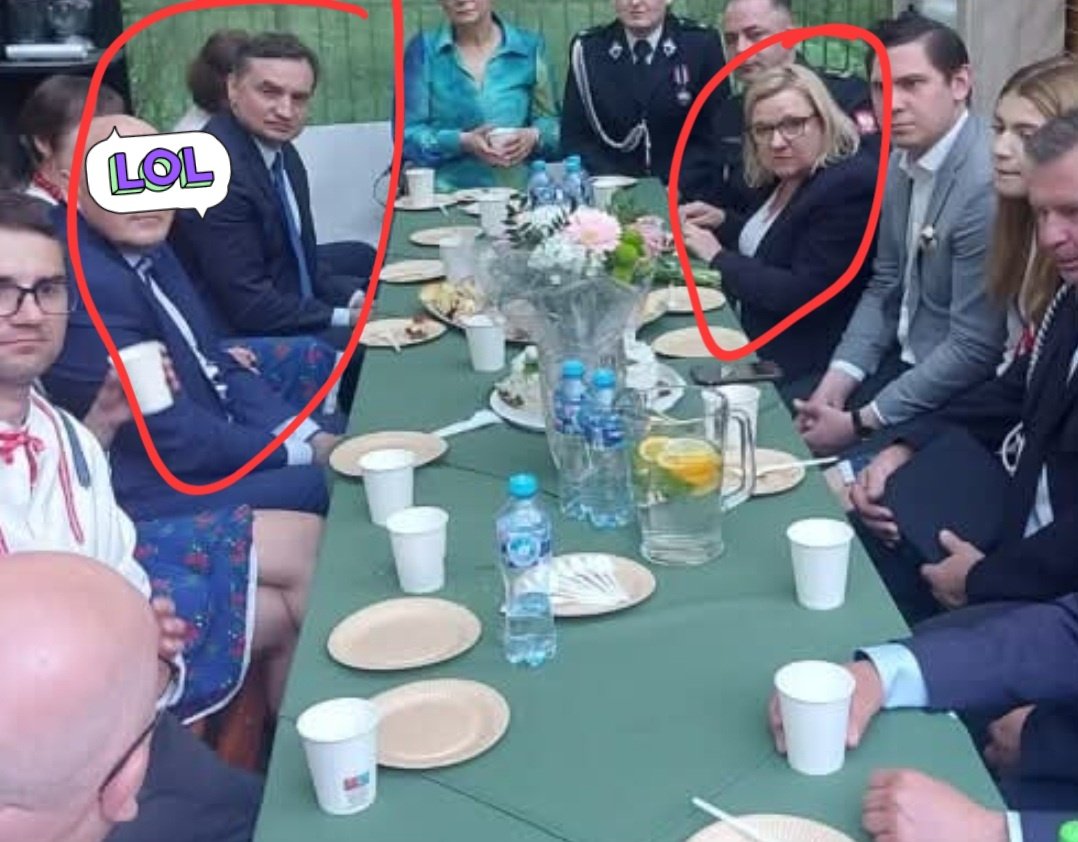 Pisowski Pan Burmistrz Gminy Trzebnica zatrzymany!! Marek D. usłyszał dziś  11 zarzutów , poręczenie majątkowe, zakaz wyjazdu z kraju oraz zakaz wykonywania swojej funkcji!!! Miał pełne wsparcie Ziobry, Morawieckiego i Kempy! Jak To mówią nosił wilk razy kilka...