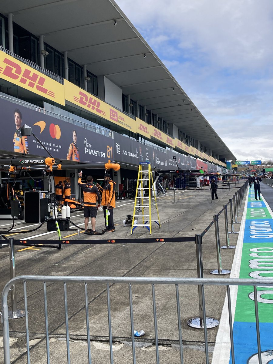 sada_cinelli's tweet photo. 最近のF1は全く知らないけど、現地での雰囲気は楽しめました♪ https://t.co/a9iIcgYMwK