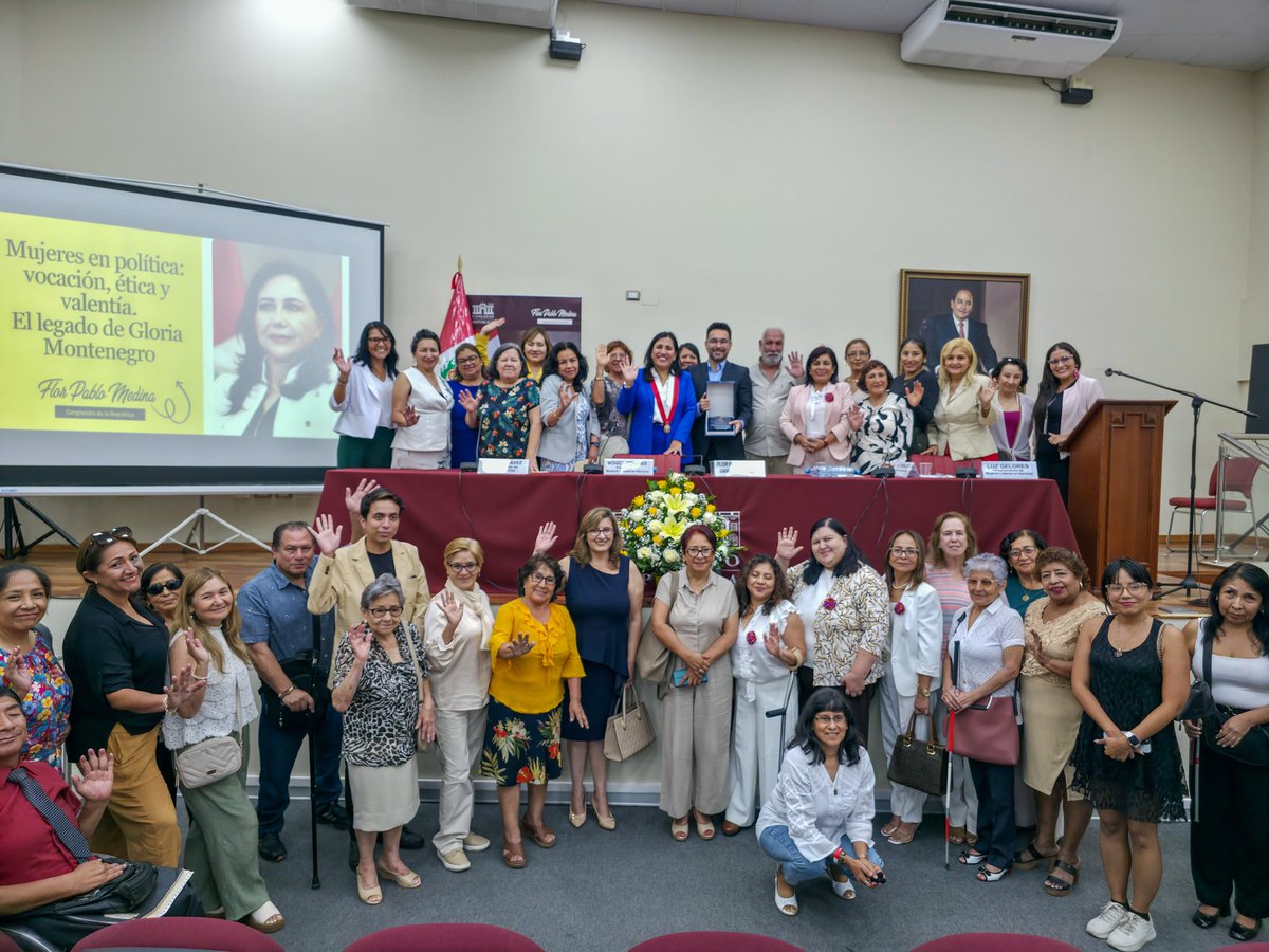 FlorPabloMedina's tweet photo. Hoy rendimos homenaje a Gloria Montenegro, una mujer que nos demostró que la política sí puede ser decente, valiente y al servicio de la gente.

Honramos su coherencia, su liderazgo y su compromiso con quienes más lo necesitan. Su legado nos desafía a seguir construyendo una política de la buena: con ética, en comunidad y sumando siempre a más mujeres.

Gracias a Mujeres Líderes en Servicio, con quienes coorganizamos este reconocimiento, asociación que fundó nuestra querida y recordada Gloria.

Gracias a todas las personas que nos acompañaron, a las exministras del único gabinete paritario que ha tenido el país y al colectivo @Lastejedoras_pe, espacios que compartimos con ella.

Un agradecimiento especial a su familia, a José Toledo Montenegro y a Juan Elías Iturri, por su presencia y por compartir con el país a una mujer extraordinaria.

Este no es solo un homenaje, es un compromiso con miles de mujeres. Sigamos su ejemplo. Sigamos su lucha. 💛

#SemanaDeRepresentación