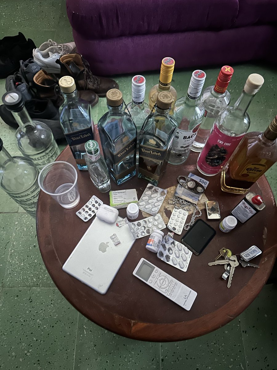 La vida de rockstars es divertida hasta que está se vuelve una mañana normal en un jueves a las 15:30 pm