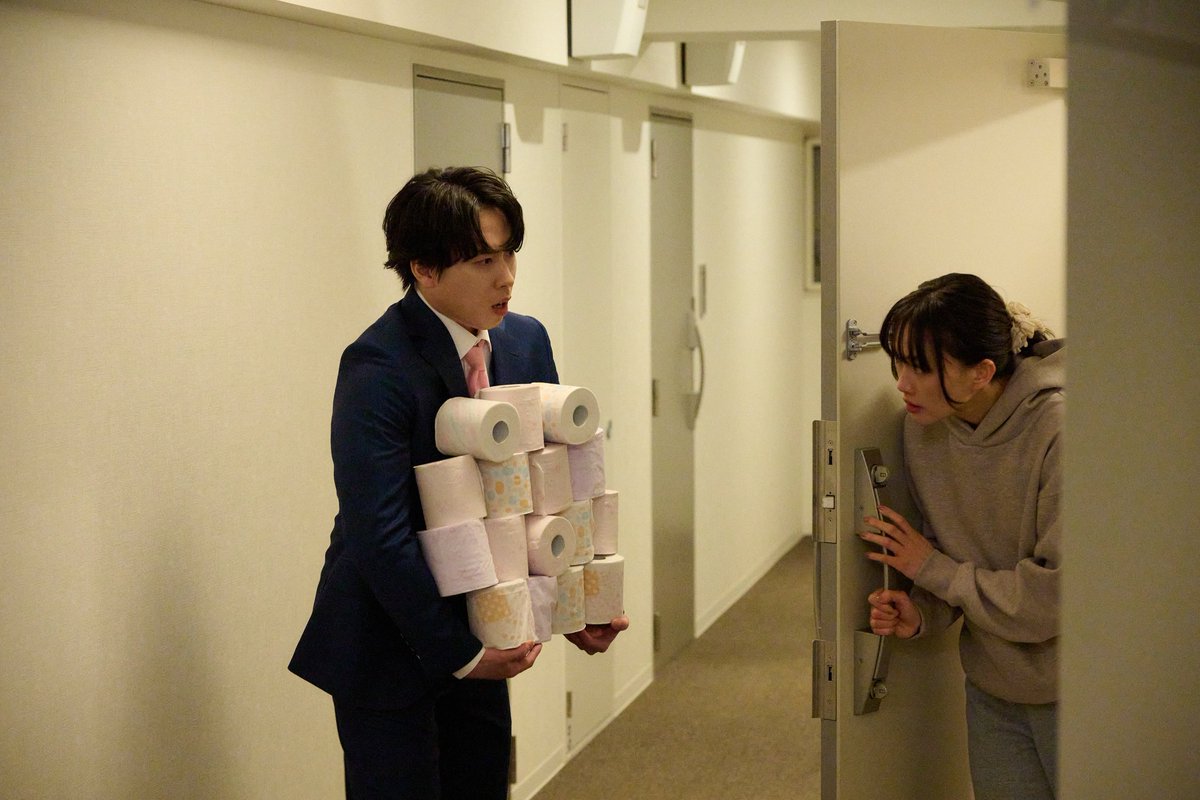 oshidoraEX's tweet photo. ╭━━━━━━━━━╮
　 第1話 場面写真公開
╰━ｖ━━━━━━━╯
🔌4月4日（土）よる11時スタート🤖
『 #ターミネーターと恋しちゃったら 』

皆さま❝ 1話予告動画❞を沢山ご覧いただきありがとうございます🙇‍♀️✨

予告動画に続き、本日は【場面写真】も公開‼️
ぜひ予告動画と一緒に予習しながら、1話放送をお楽しみしていてください📚
https://t.co/m9l4vaMJdH

#タミ恋
#宮舘涼太
#臼田あさ美
#松倉海斗
#SnowMan
#TravisJapan