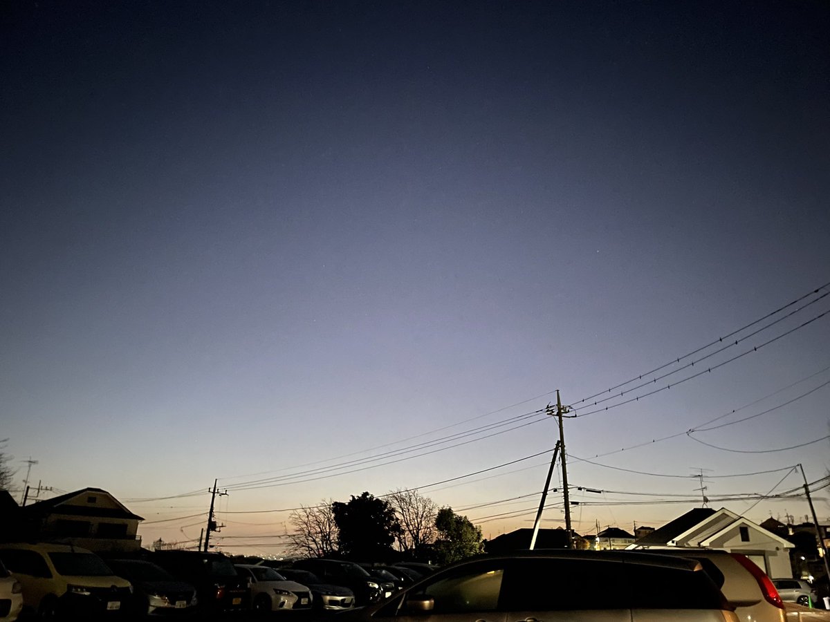 kenjins's tweet photo. おはようございます。4:50の空の色。随分と明るくなってきまし��。桜が咲きますね。昨日はほぼ1日中雨でした。今日は3塁側ですが、開幕戦、ドームに行きます。おそらくWBCと大谷くんのおかげで野球人気が再��し、チケットも高いもんなんだなぁ、という価値観に変わり、えらい取りにくい。 https://t.co/i2gDC1gP1U