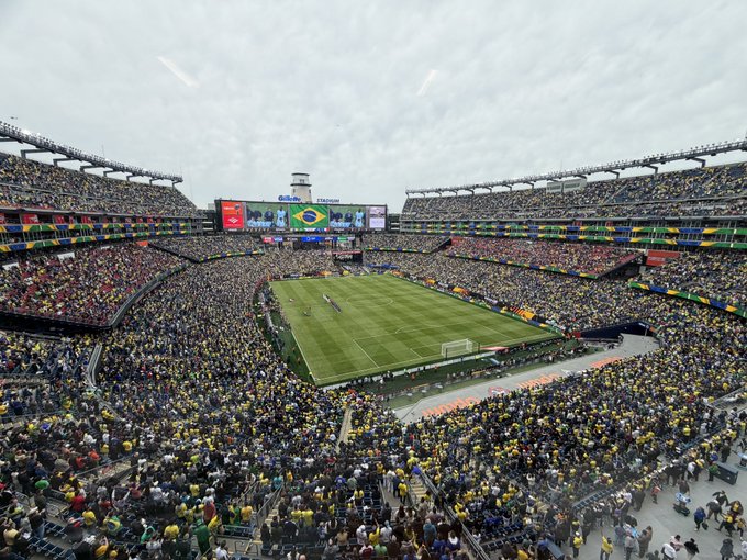 Comment peut-on, dans un stade de plus de 60 000 places, avoir une camera de vue d'ensemble aussi mal placée!
#FRABRE