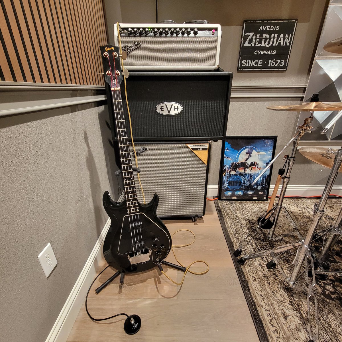 keithjamesharr3's tweet photo. Fender Bassman 100T amplifier into a pair of Rumble 4x10 cabs. What are your 3 "Must Have" bass effects pedals? Can't play without?
#ThrowbackThursday #Ripper #Gibson #Vintage #70s #Bass
#Fender #Rumble410 #Bassman
#FXPedals #StompBoxes #Effects https://t.co/2EaE6iFVZF