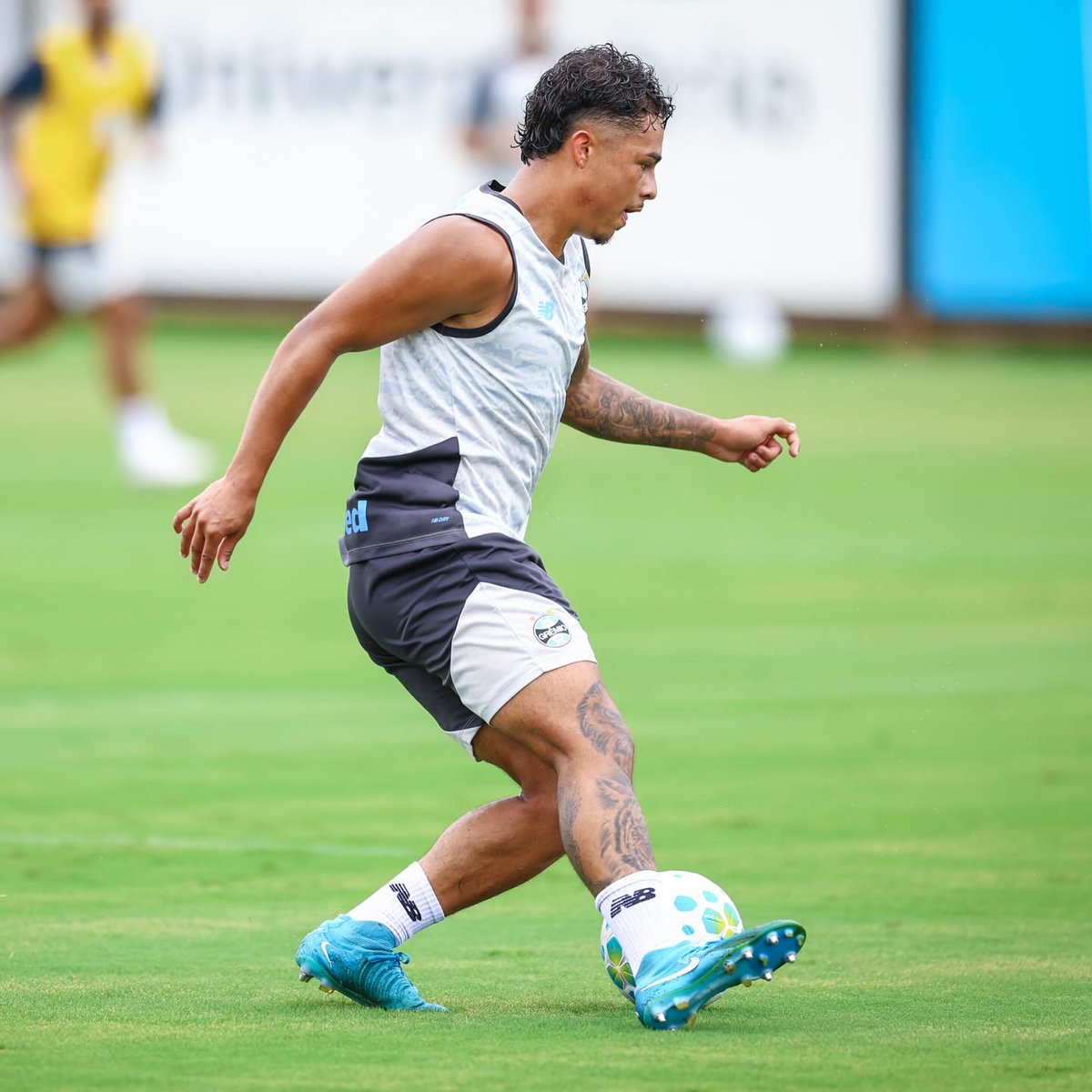 🔵 Roger trabalhou normalmente no CT presidente Luiz Carvalho. Informação de afastamento do jogador não se confirmou. 

A informação era de afastamento por indisciplina.