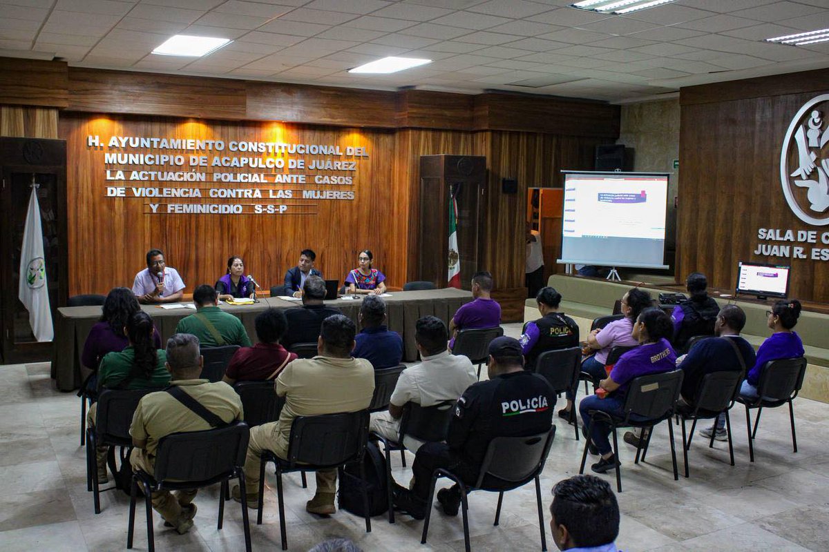 defensoriaifdp's tweet photo. 🟣 #IFDPContraLaViolenciaFeminicida | La justicia comienza con una respuesta inmediata y profesional. ⚖️

Nuestra defensora Guadalupe Vitervo, especialista en el área de #Feminicidios, impartió en #Acapulco el taller “La actuación Policial ante Casos de Violencia contra las Mujeres y Feminicidio”.

Como responsables de la Representación Extraordinaria, sabemos que el primer contacto es vital: una policía de género capacitada en protocolos y alertas de violencia es la primera barrera para prevenir que una agresión se convierta en una tragedia.

En la @defensoriaifdp, coordinamos esfuerzos con la Secretaría de Seguridad Pública para transformar la técnica policial en una herramienta de protección real, garantizando que el camino a la justicia para mujeres y niñas sea seguro desde el primer momento. 🤝✨