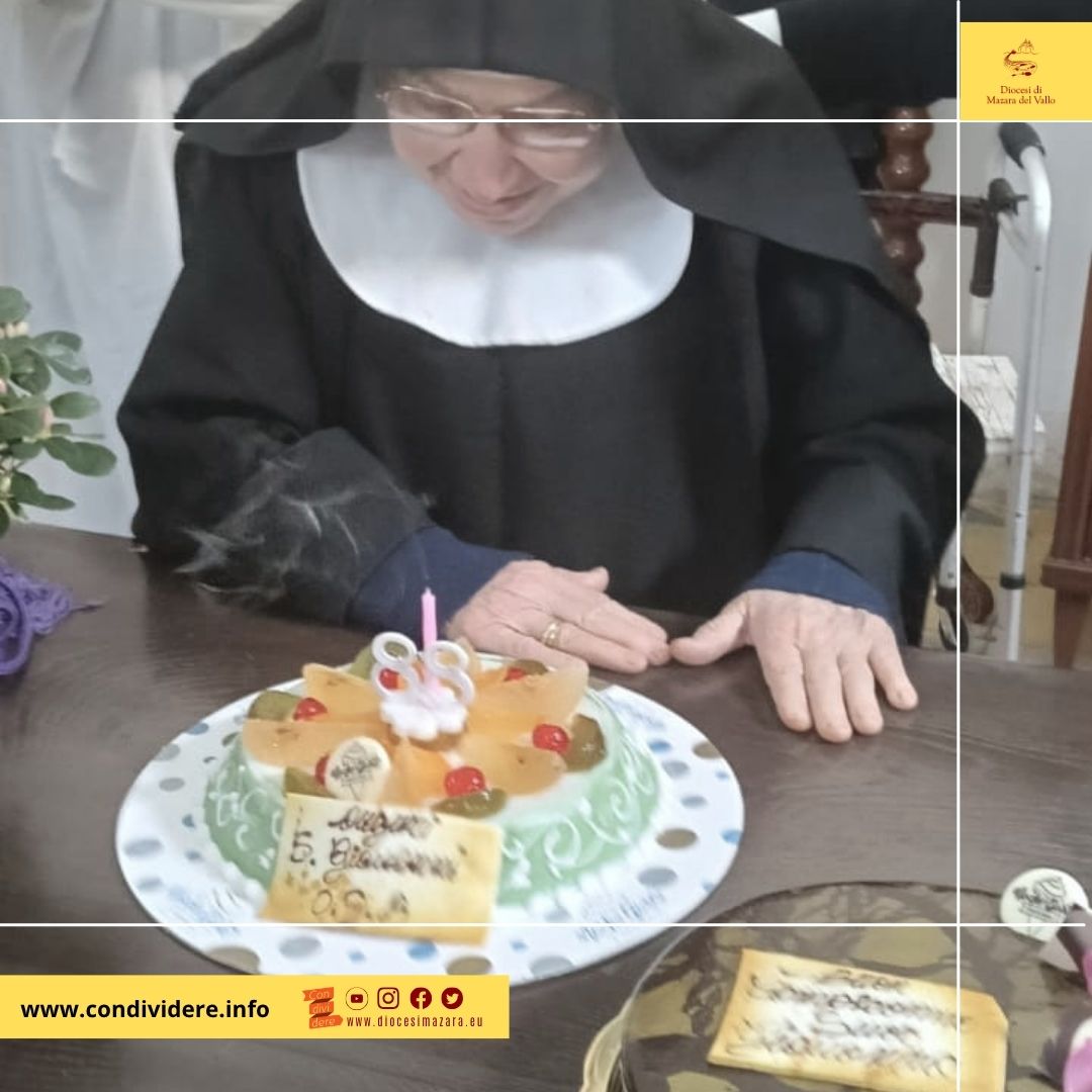 Oggi donna Giovanna, al secolo Anna Franchina, una delle due monache di clausura rimaste al monastero San Michele di Mazara, ha compiuto 88 anni. Originaria di Villagrazia di Carini, donna Giovanna è entrata in monastero nel 1952 all'età di 15 anni.