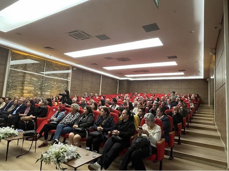 bodrum_kadin's tweet photo. Bahar Taş için Aydın’da gerçekleştirilen basın toplantısına katılarak, hep birlikte adalet ve hakikat talebini yükselttik.

#BaharTaş için yürütülen adalet mücadelesinin takipçisi olacağız.
Hakikat ortaya çıkana kadar kadın dayanışmasını büyütmeye devam edeceğiz.
#BaharTaşaNeOldu https://t.co/Q7rh5rkjFS