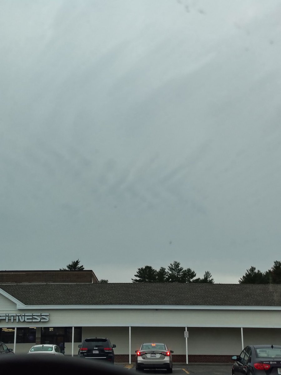 What kind of clouds are these ? Looks like x patterns