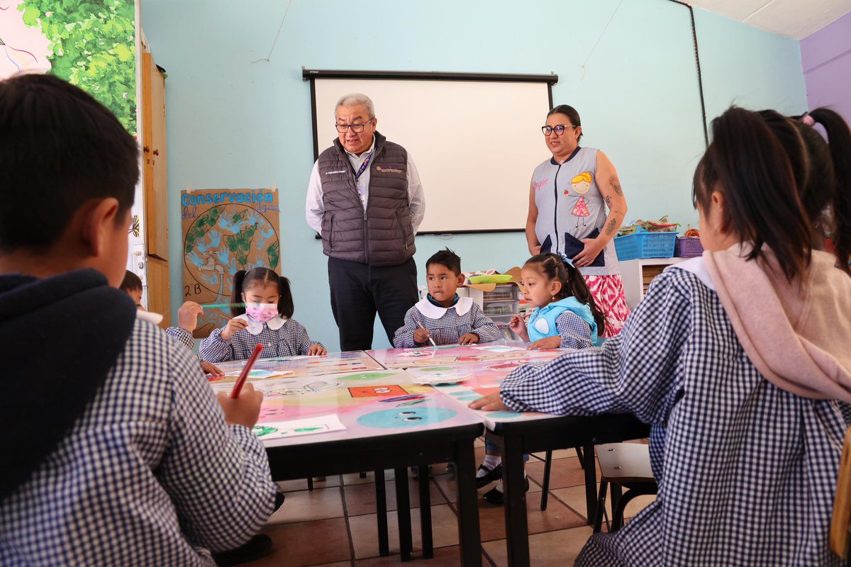 septlaxcala's tweet photo. El secretario de Educación Pública del Estado, @HomeroMeneses, visitó el preescolar “María Josefa Ortiz Téllez Girón” de San Pedro Muñoztla, Chiautempan, con el objetivo de conocer de primera mano el trabajo que realiza el personal docente y directivo https://t.co/Ci1zTwdbnl