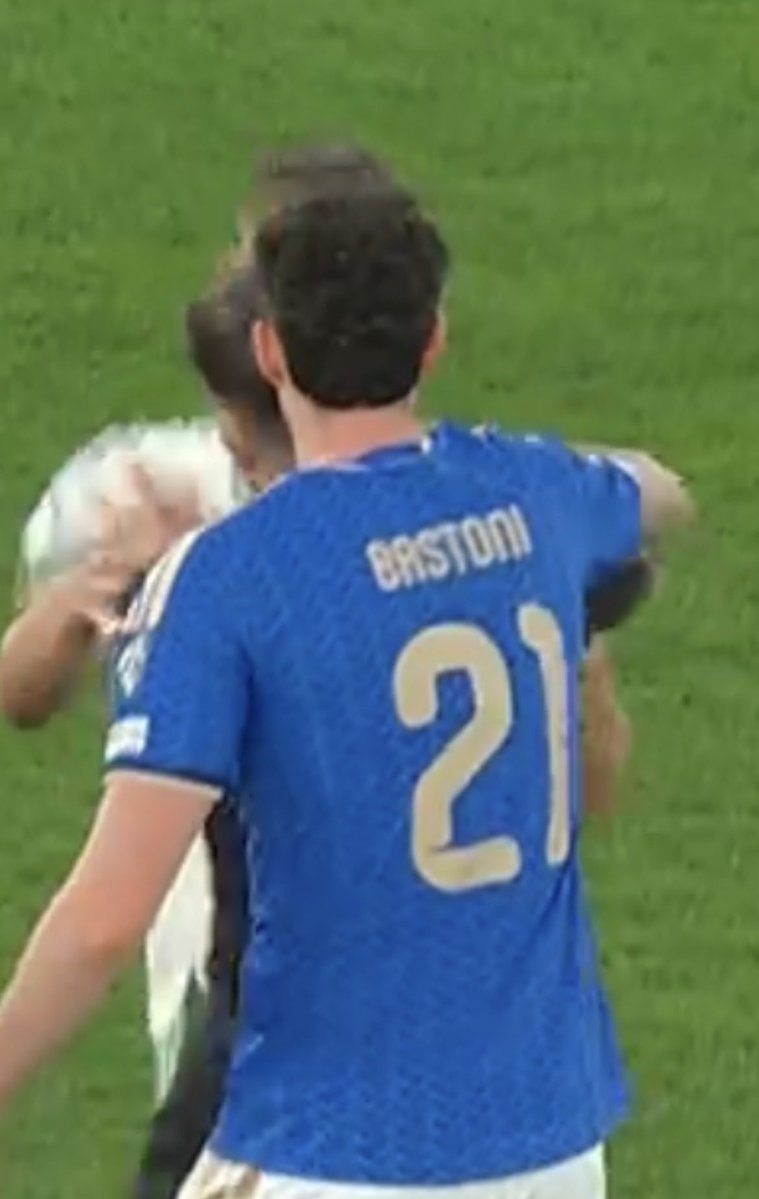 IoNonComproLaCalzetta tweet media