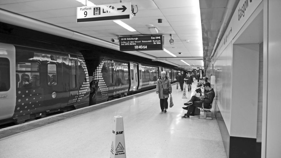 LachlanMain's tweet photo. GLASGOW 2016.
Queen Street low level station. Scotrail's 334008 &amp; 334030 with the 18.36 service to Edinburgh.
#Glasgow #Scotland #Scotrail #Edinburgh #class334 #GlasgowQueenSt #backandwhitephotography https://t.co/12is3Fn4dB