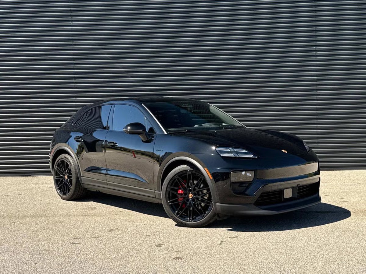 PorscheJax's tweet image. Electric poise, unmistakably Porsche. The 2025 #Macan 4S Electric brings up to 509 hp, AWD confidence and an EPA estimated 288 mile range to Porsche #Jacksonville. 

Call 904-725-9155 or see it here: bit.ly/4bA2HDB 

Stock No. ESL150194 | #Porsche #PorscheMoment