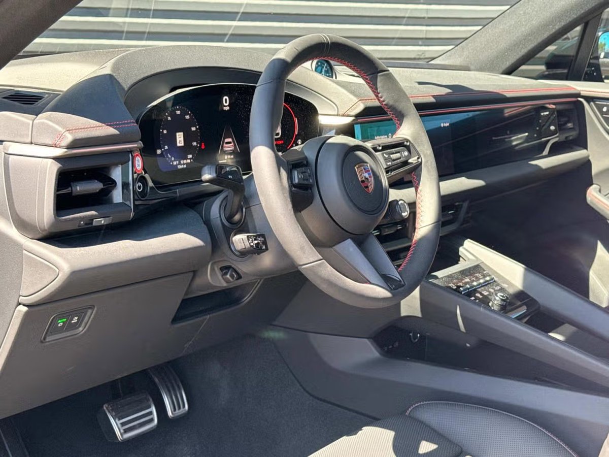 PorscheJax's tweet image. Electric poise, unmistakably Porsche. The 2025 #Macan 4S Electric brings up to 509 hp, AWD confidence and an EPA estimated 288 mile range to Porsche #Jacksonville. 

Call 904-725-9155 or see it here: bit.ly/4bA2HDB 

Stock No. ESL150194 | #Porsche #PorscheMoment
