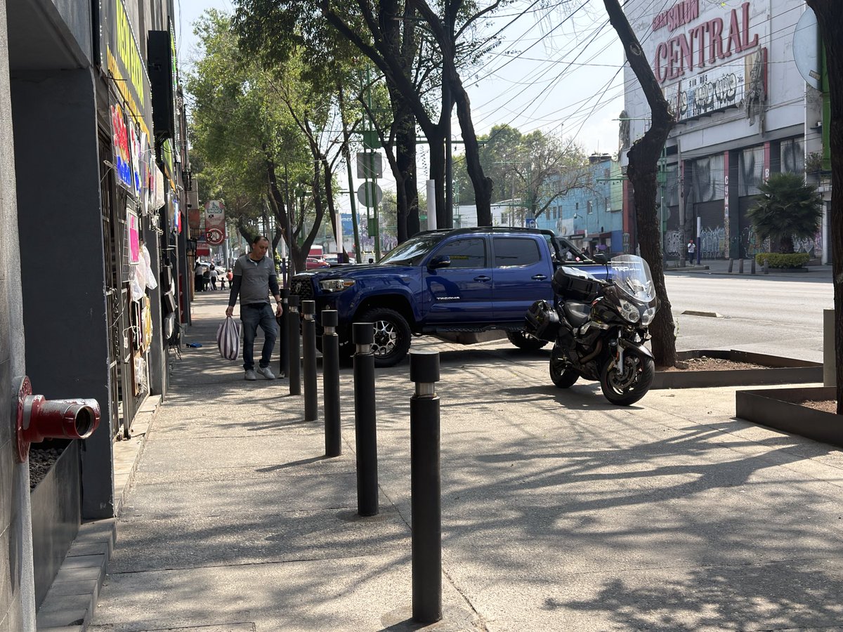 Snjuan's tweet photo. @SSC_CDMX Autos y motoclicletas estacionadas en la banqueta, y mostrencos obstruyendo el paso peatonal, lo de todos los días. Eje central 46, casi esquina con Fernando de Alva en la colonia obrera. @AlessandraRdlv https://t.co/EFje0uD4Hb