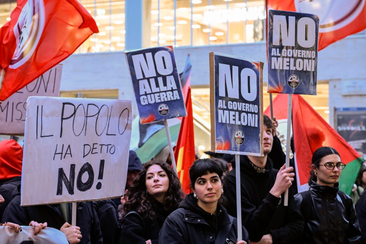 serebellardinel's tweet image. Grandi i nostri giovani #italiani, trattati come delinquenti,bastonati,schiavizzati,incarcerati per manifestazioni,impedito persino a fuori sede votare sul #referendum,si sono ribellati!Grazie,#Italia è un paese di vecchi rincoglioniti,solo su di voi possiamo contare, grazie!❤️❤️
