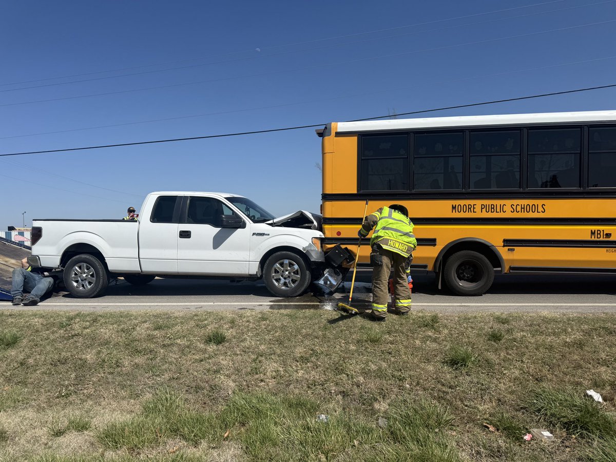 MoorePolice's tweet photo. 🚨 Traffic Alert 🚨Crash involving a school bus at Eastern &amp; Broadway. There were students on board, but we’re thankful to report no injuries.

Ellie Mae Moore was already out working and made her way to the scene to check on everyone 🐾

We expect the roadway to reopen soon. https://t.co/7gvh6ewAmj