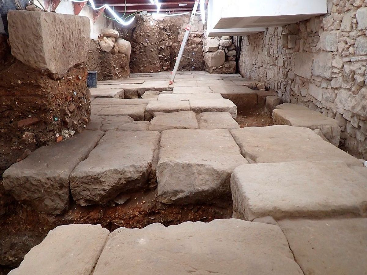 Lucius_Gellius's tweet image. #archeologie Le forum romain mis au jour à #Barcelone, dans l'antique colonie de Iulia Augusta Faventia Paterna Barcino, fondé vers 15/13 avant JC , lors des travaux d'agrandissement du Gran Hotel Barcino, dans une batisse mediévale.

L'orinetation du grabd dalage permet aussi de