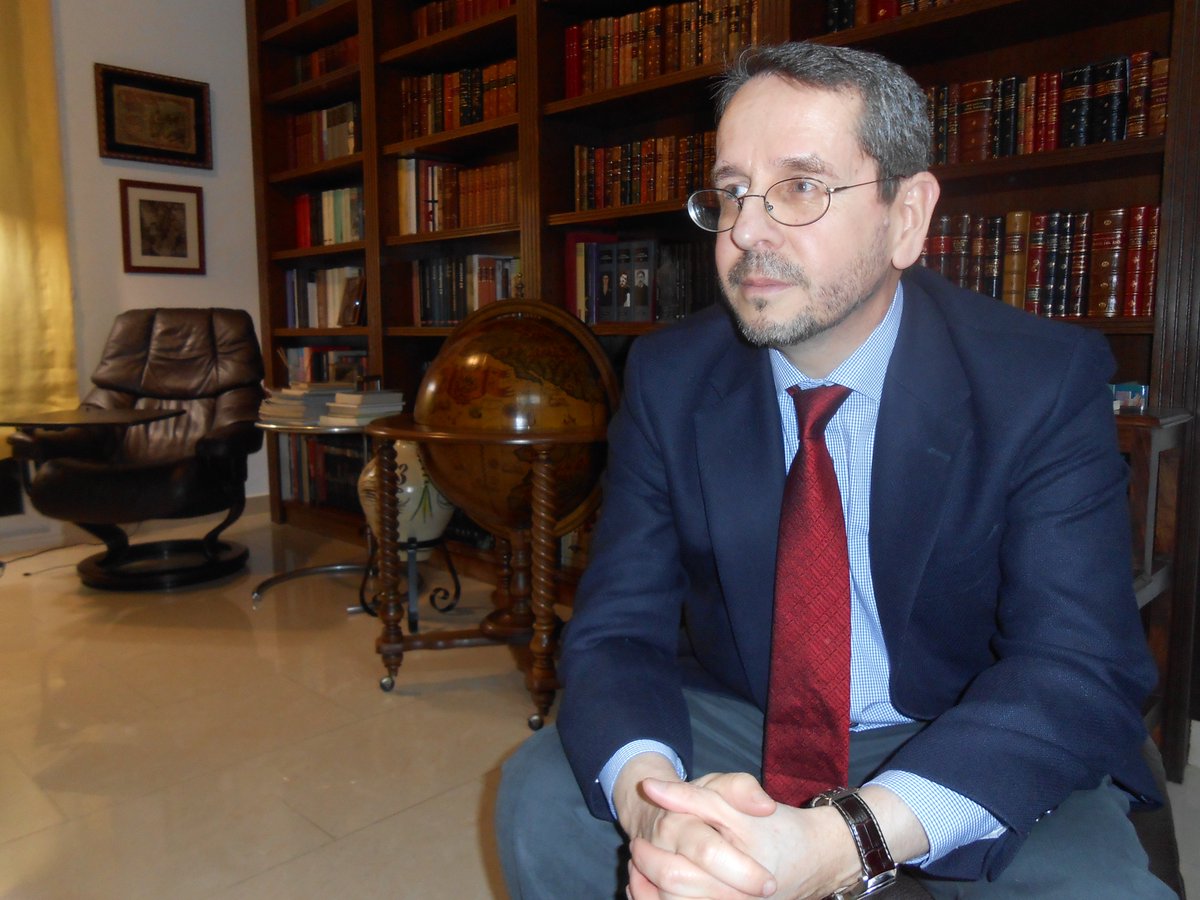 Tras 4 meses como columnista, el escritor Rafael Narbona es echado de elDiario, al que llama "cloaca" y "cueva de miserables" y a su director Ignacio Escolar "perrito faldero de Sánchez y Ferreras".