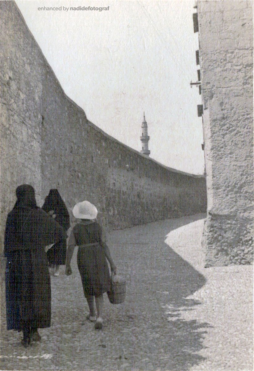 nadidefotograf's tweet photo. Rodos'ta gündelik yaşam 1940 civarı
#Rhodes #Rodi #Ρόδος https://t.co/O9unCwlP3C