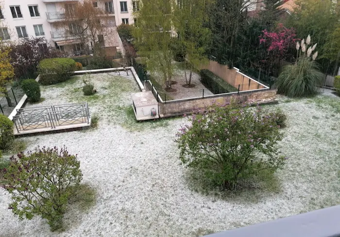 Meteovilles's tweet image. 🌨️ Les #giboulées ont concerné la France ces mercredi 25 et jeudi 26 mars 2026. La #neige s'est invitée dans plusieurs régions, blanchissant parfois les sols. Images dans notre article ➡️ meteo-villes.com/actualites/les…