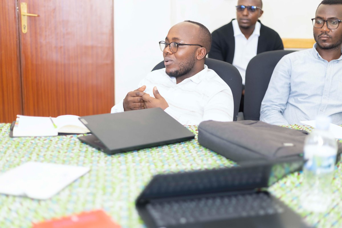 The discussion emphasized on obtaining cultures before antibiotics, minimizing broad-spectrum use, avoiding unnecessary prescriptions, and relying on symptom-driven decisions.