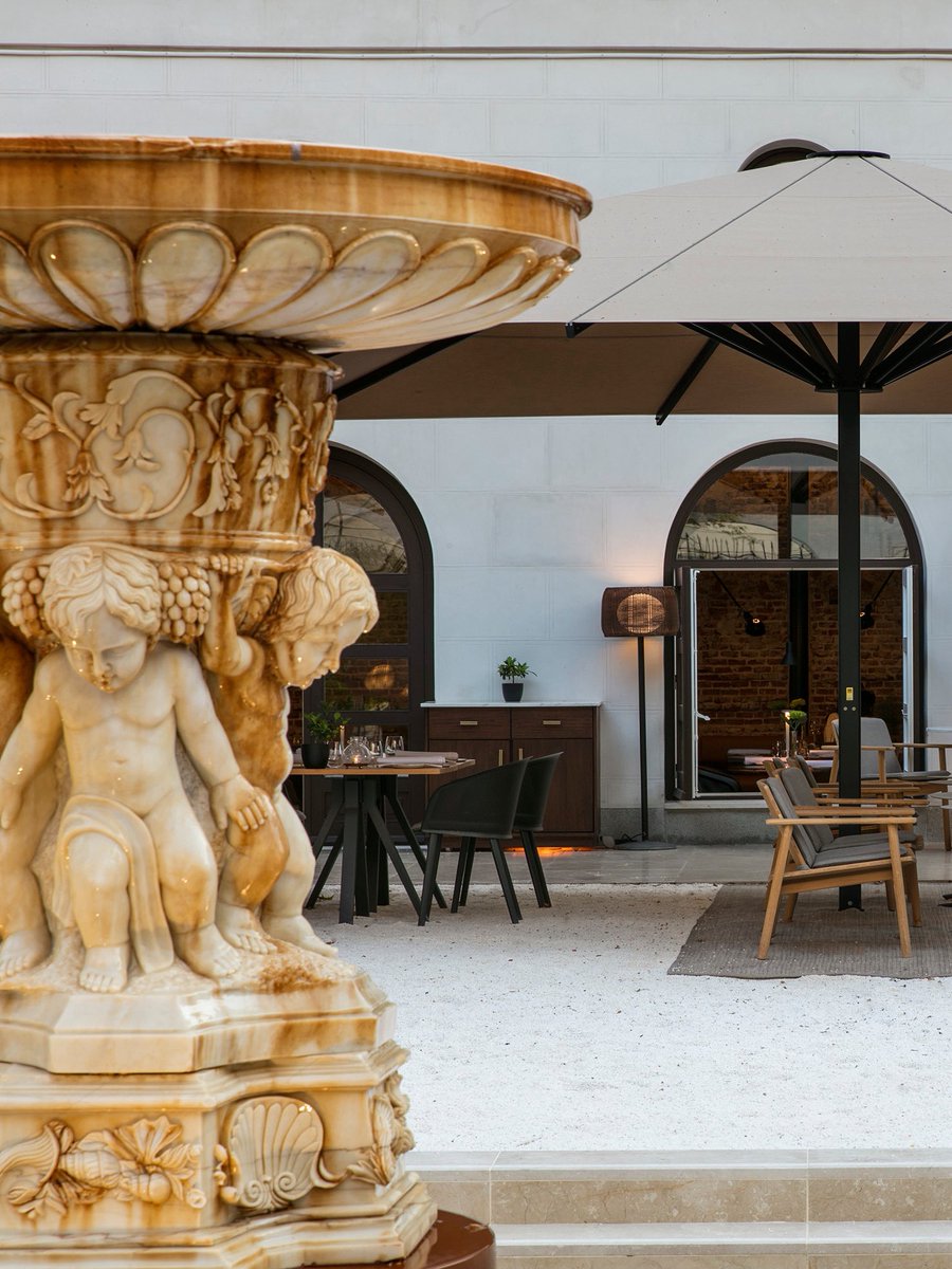 SlunaOK's tweet photo. Para los amantes del arte y el lujo silencioso. Un hotel increíble #PalacioLosDuques Gran Meliá en Madrid. Gracias Flor por esta visita increíble! #granmeliapalaciolosduques #hoteldelujomadrid #luxurytravel @glaminess https://t.co/Z3OZs3f445