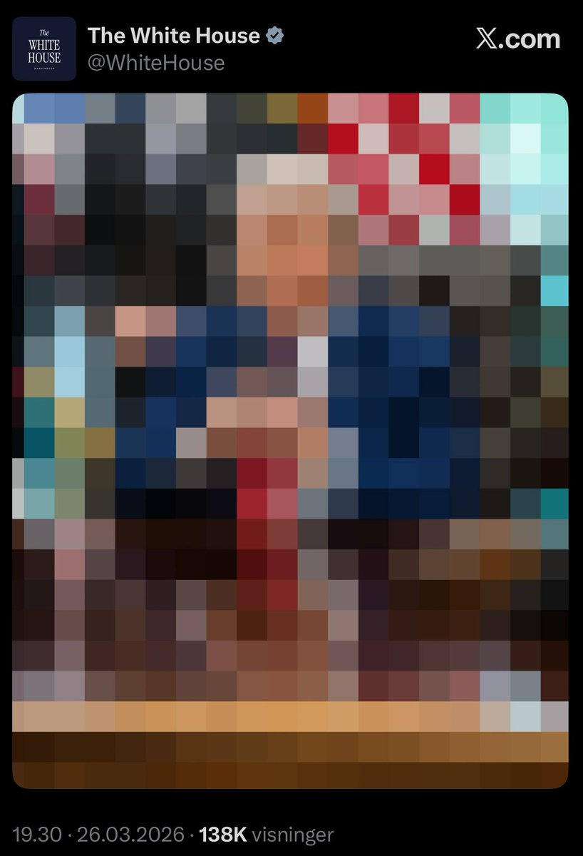 البيت الأبيض نشر هذه الصورة
اعتقدتها ملخبطة بسبب ضعف النت حقنا
فيما طلعت فعلاً هكذاً
خلاص ... ترامب بدأ يجنن فعلاً
مجنون مجنون
الإيرانيين لذعوا له آخر سلك كان مشبوك في مخه