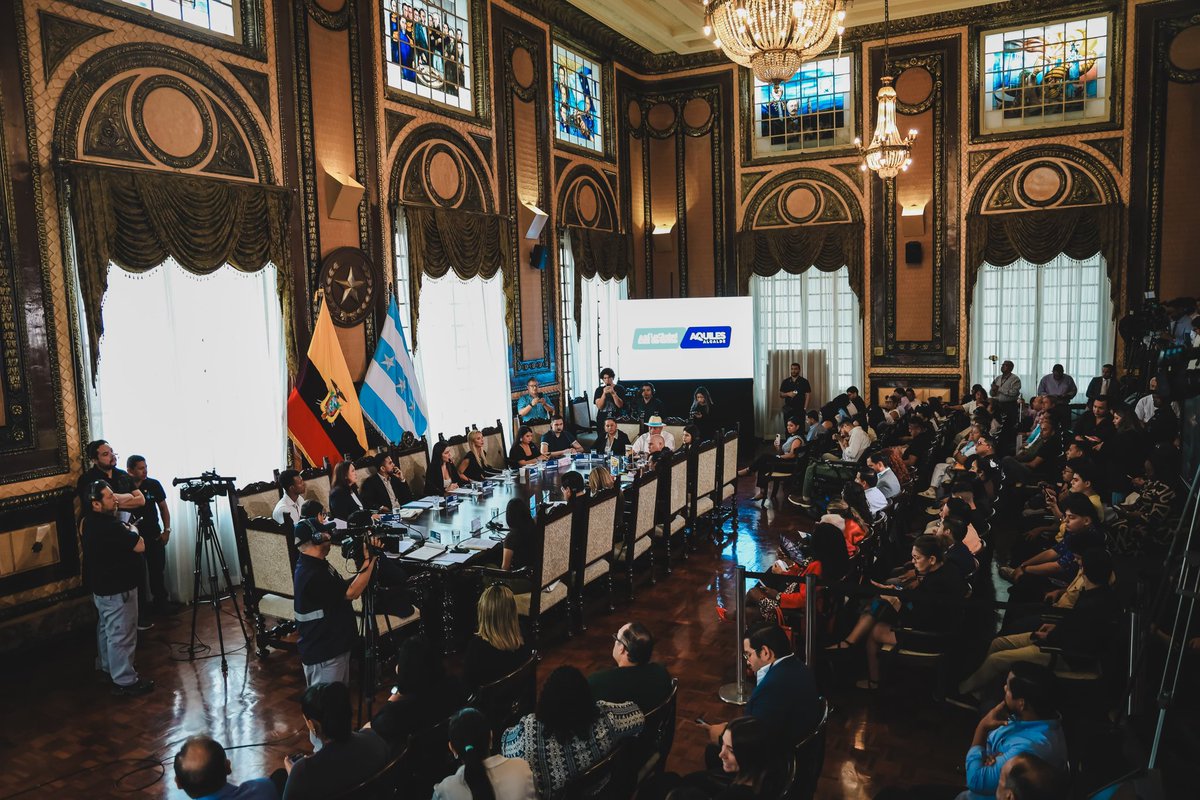 alcaldiagye's tweet photo. 📋 En la sesión del Concejo Municipal de Guayaquil, se ratificó a @taticoronelf como Alcaldesa Subrogante, asegurando la continuidad institucional. Así también, se dio trámite a resoluciones que fortalecen el desarrollo productivo, la gestión portuaria y el ordenamiento urbano de la ciudad.

✅ Aprobado en segundo debate el plan parcial en Vía a la Costa, que regula el uso de suelo industrial y promueve un crecimiento ordenado.

✅ Actualización catastral de predios para consolidar actividades productivas y dar seguridad jurídica.

✅ Ajuste de tasas del canal de acceso portuario, garantizando sostenibilidad y competitividad.

✅ Denominación de calles en honor a figuras destacadas, fortaleciendo la identidad de la ciudad.

🩵 Con desarrollo productivo, planificación urbana y visión de ciudad, #AsiSeHaceGuayaquil, por una #CiudadDeTodos.

#GuayaquilNoSeDetiene