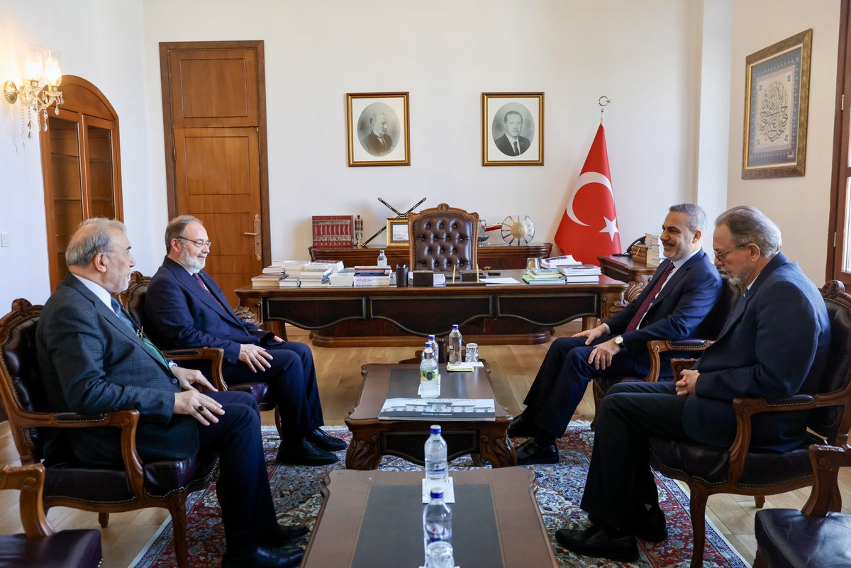 tiburesmi's tweet photo. Dışişleri Bakanımız Sn. Hakan Fidan, üniversitemizi ziyaret ederek Rektörümüz Prof. Dr. Mehmet Görmez ve kurucu kadromuz ile bir araya geldi. Görüşmede, TİBU’nun uluslararası eğitim hedefleri ve küresel vizyonu üzerine verimli değerlendirmeler gerçekleştirildi.

Aynı zamanda TİBU Güçlendirme Vakfı Mütevelli Heyeti Üyesi olan Sn. Hakan Fidan’a nazik ziyaretleri ve kıymetli destekleri için teşekkür ediyoruz.
