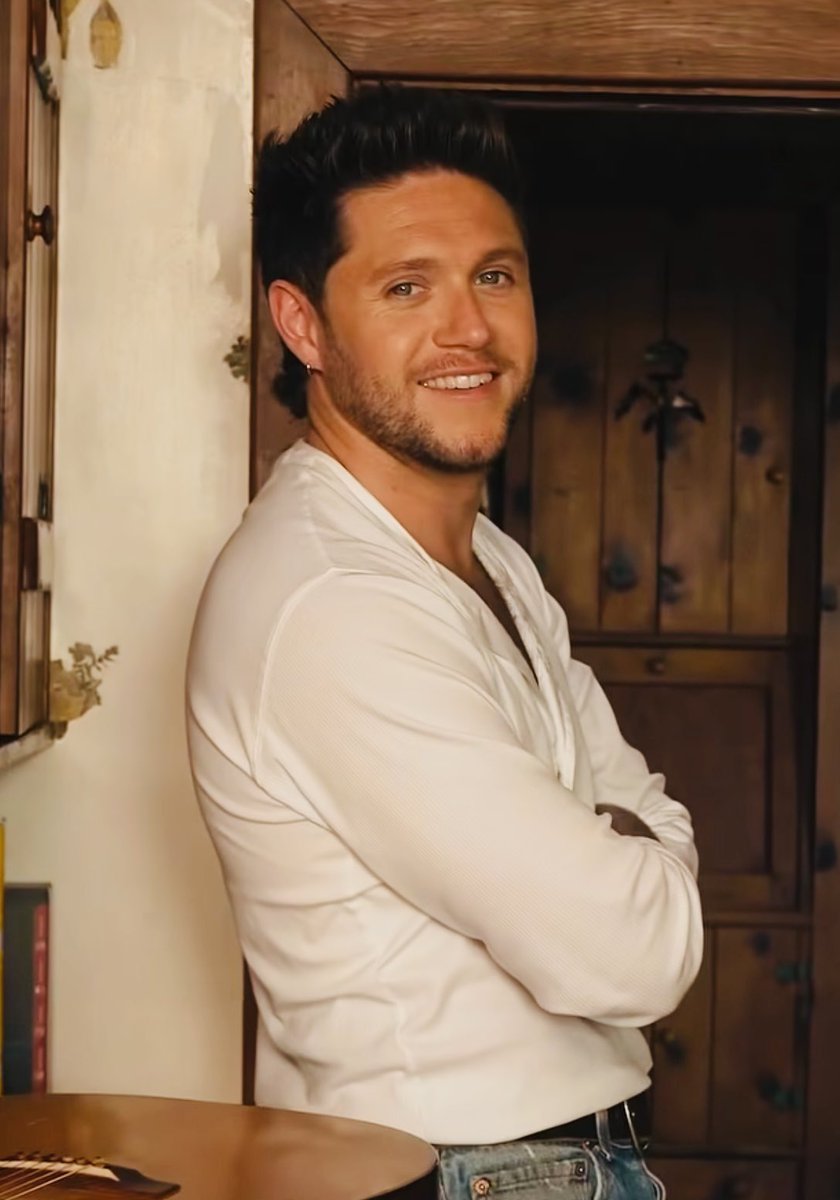 ARE YOU JOKING ME 

Niall never stops getting hotter istg 🥵
