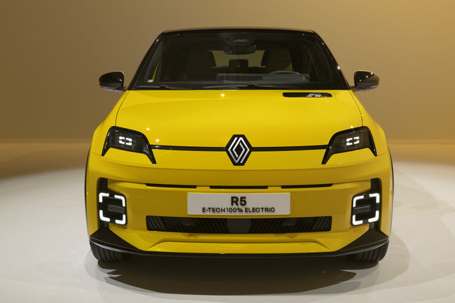 Ezhnochab's tweet photo. @Frederic_Molas J'ai cette image en tête à chaque fois que je croise cette voiture. https://t.co/VqDTR34Jw5