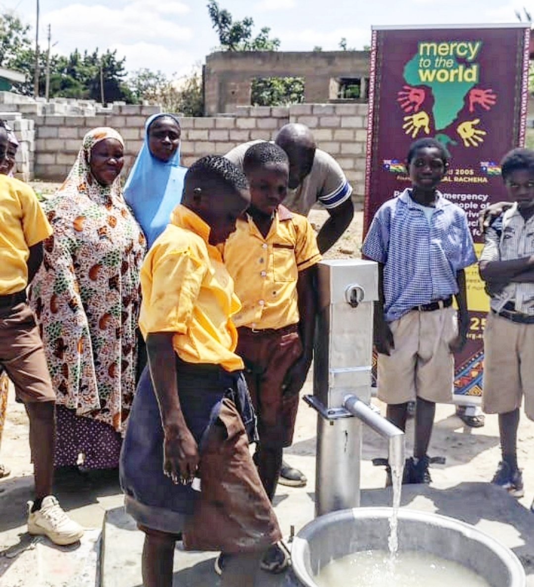 MercyToTheWorld's tweet photo. URGENT HELP US BUILD WATER WELLS &amp; SAVE LIVES 💧
At Mercy to the World, one of our biggest focuses is building water wells because water saves lives.
Right now, there are families, mothers, and children struggling every single day just to find clean water to drink. https://t.co/b1vLW453qD