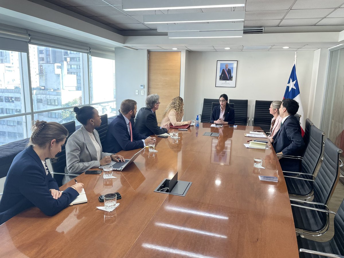 UKinChile's tweet photo. Avanzar en la transición hacia energías limpias es un compromiso compartido entre 🇬🇧 y 🇨🇱. La Ministra Británica del Medioambiente, Katie White y el Embajador @DConcar se reunieron con @MinistraToledo de @MMAChile y @ximerincon de @MinEnergia para fortalecer este compromiso. https://t.co/fZPetBQYR7