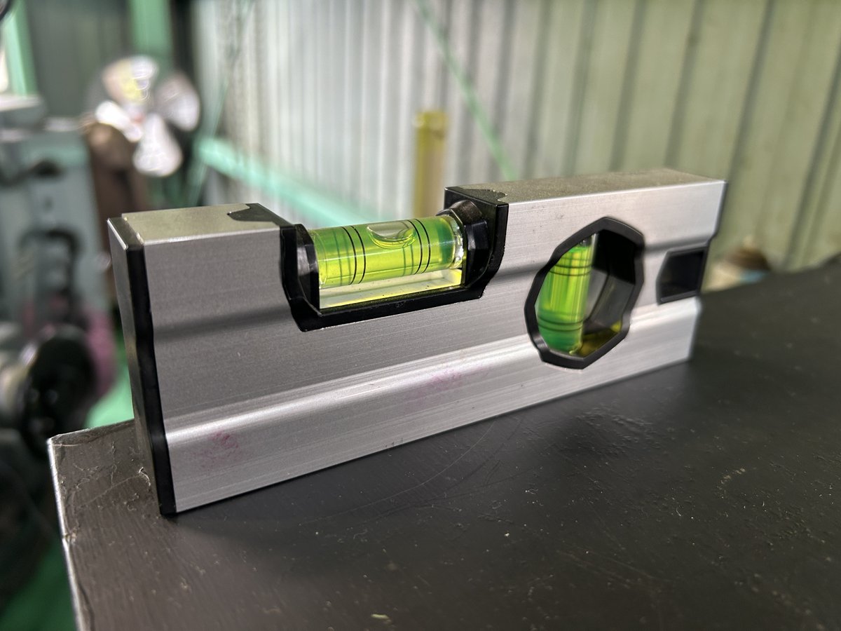 ノコギリ屋根に陽が昇る。 tweet media