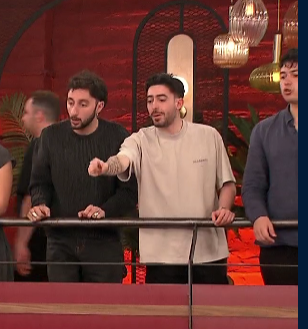#MasterChefGR "πρεπει να τον κρατησουμε τον μικρο " Μαλλον θα εχουν προχειρες χειροπεδες μαζι τους 🙈🙈
