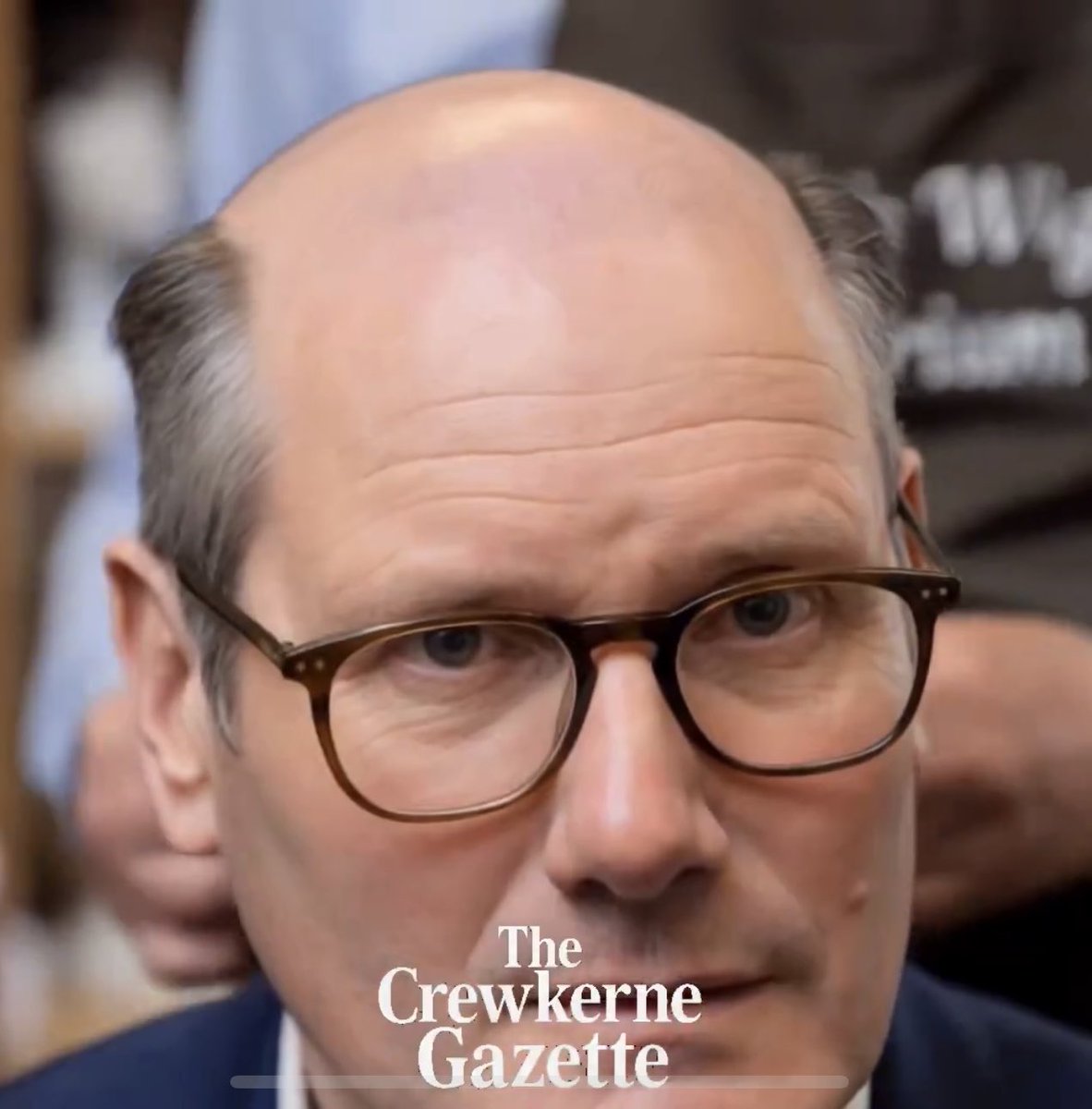 ◤▴ ◢ tweet media