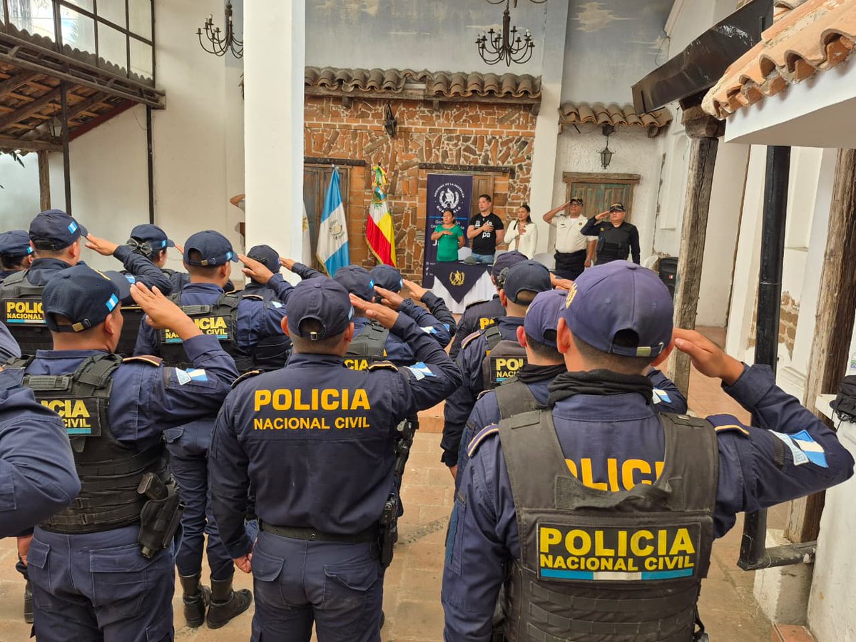 PNCdeGuatemala's tweet photo. Aperturan sede de POLIMERC en Jalapa
Con el objetivo de mejorar la atención y brindar mayor seguridad a los ciudadanos y comerciantes hoy fue inaugurada la sede de #POLIMERC en la cabecera departamental de Jalapa. https://t.co/7xAGGWANBK
