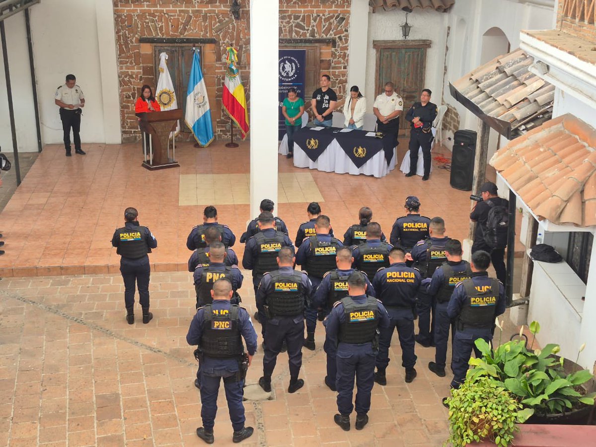 PNCdeGuatemala's tweet photo. Aperturan sede de POLIMERC en Jalapa
Con el objetivo de mejorar la atención y brindar mayor seguridad a los ciudadanos y comerciantes hoy fue inaugurada la sede de #POLIMERC en la cabecera departamental de Jalapa. https://t.co/7xAGGWANBK