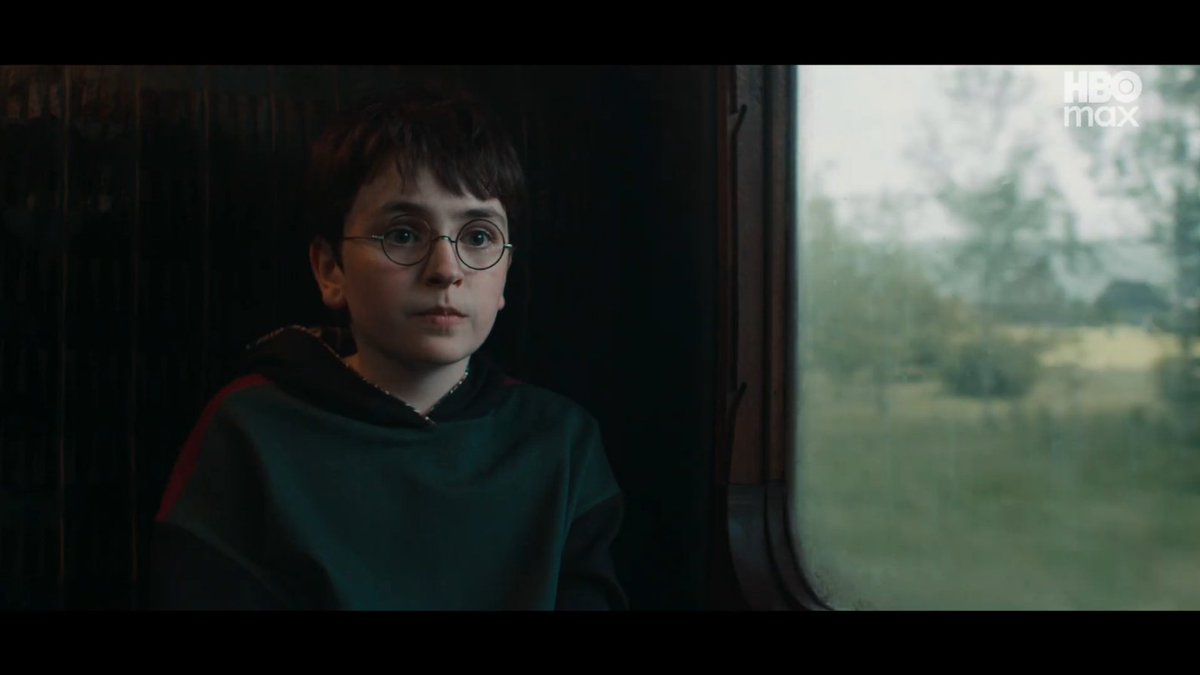 xmissswalker's tweet photo. Concordo que a fotografia de Harry Potter poderia ter sido mais clara em alguns momentos, mas tem outros cara....
Tipo assim, o moleque tá 100% depressivo sendo maltratado, não entendendo nada sobre quem é, quem os pais dele foram, vendo o amor de outros pais para com seus filhos, desejando ter aquilo, aí ele vai pra um CASTELO MEDIEVAL NA ESCÓCIA.....

Tem certas coisas que a iluminação seria mais escura/fria mesmo.