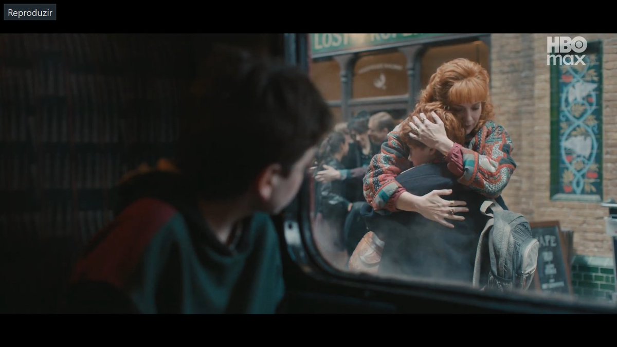 xmissswalker's tweet photo. Concordo que a fotografia de Harry Potter poderia ter sido mais clara em alguns momentos, mas tem outros cara....
Tipo assim, o moleque tá 100% depressivo sendo maltratado, não entendendo nada sobre quem é, quem os pais dele foram, vendo o amor de outros pais para com seus filhos, desejando ter aquilo, aí ele vai pra um CASTELO MEDIEVAL NA ESCÓCIA.....

Tem certas coisas que a iluminação seria mais escura/fria mesmo.