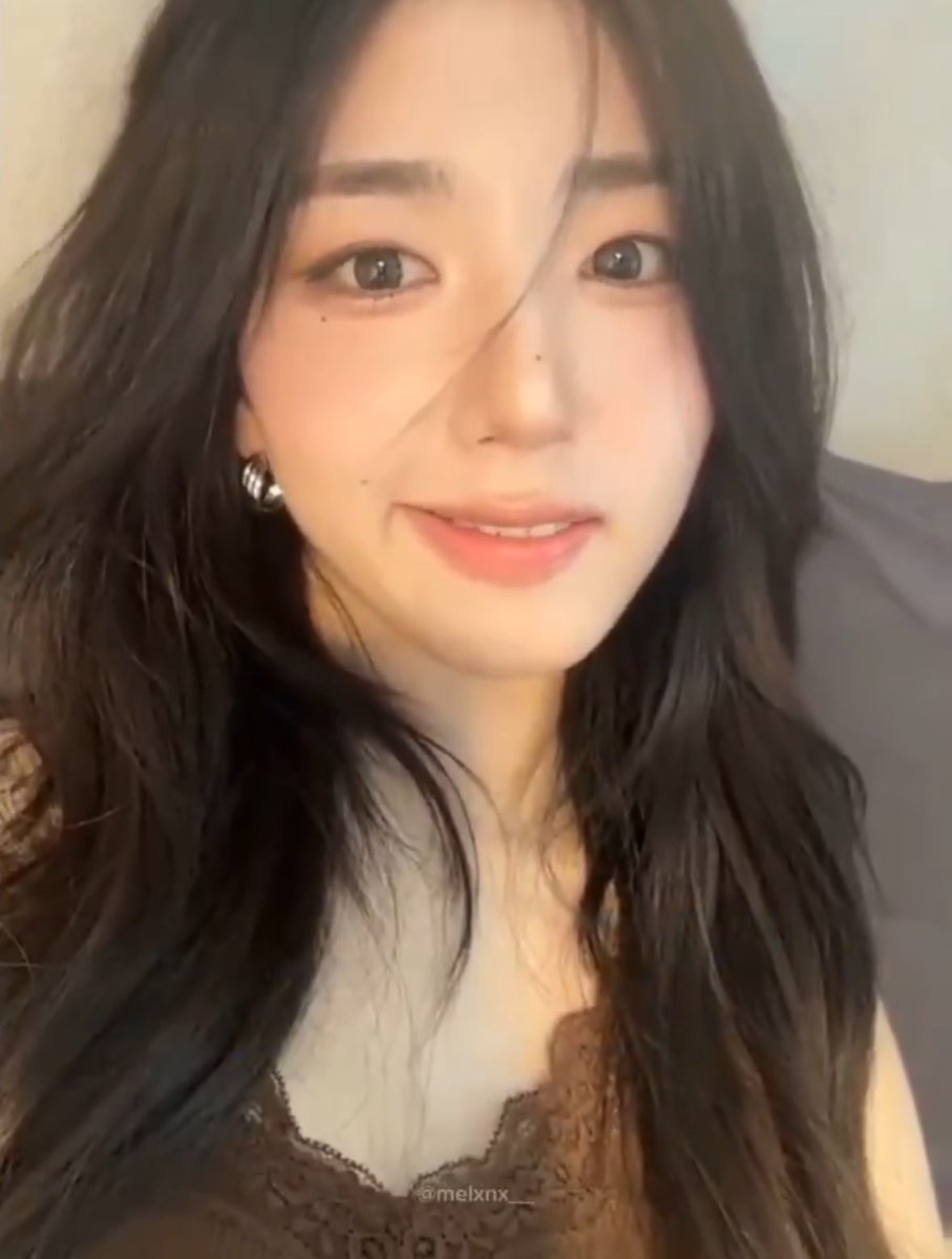 fuckitimwav's tweet photo. very important and serious topic but i don’t know if i’ve ever seen her make this face before 😭 https://t.co/CxJp1BSEdV