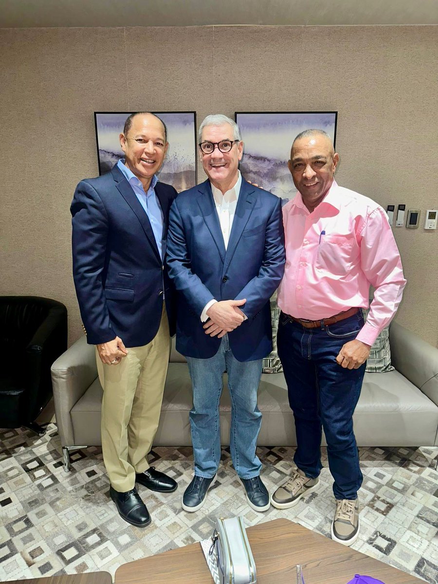 keilin_mota's tweet photo. Líderes de la Vega se suman al proyecto triunfal, Gonzalo Castillo Presidente. AVANZAMOS DE MANERA INDETENIBLE. ✍️ #GC2028 #GC28 https://t.co/Mick0IiVR4