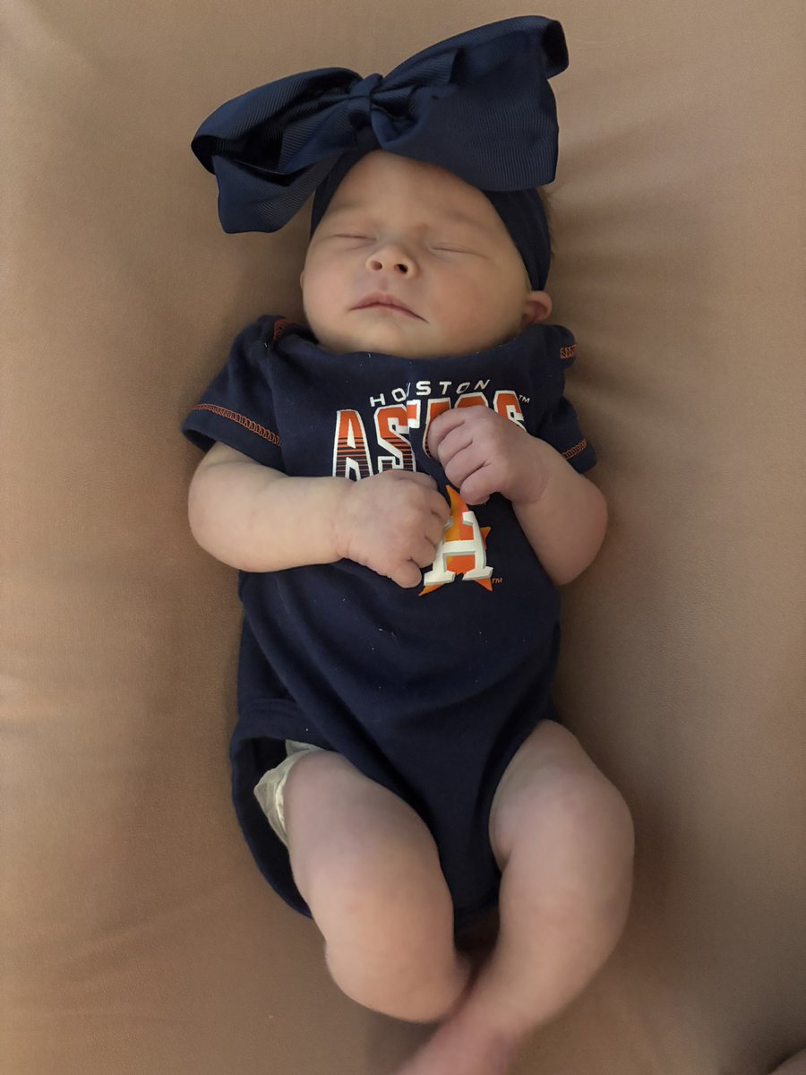 jeffthagiraffe's tweet photo. @astros gained a 3day old fan #openingday  #houstonastros #baseball https://t.co/mveI4ZjkXV