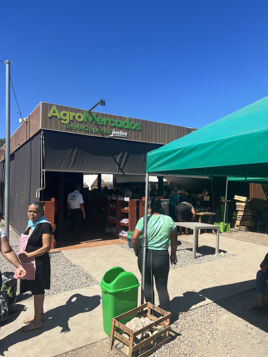 NancyAegden's tweet photo. In El Salvador 10$ buys you a huge amount of fresh and healthy food 🥰🇸🇻🍴 #ElSalvador #AgroMercado #Bukele https://t.co/HTuw8Jvdkj