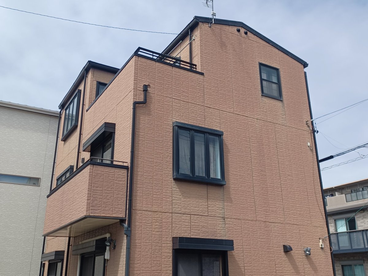 Attack1969's tweet photo. 北名古屋市で外壁、屋根塗装のお見積のご依頼を頂き、現地調査に伺わせていただきました。

20年は持たせたいというご要望ですので、今回は無機でご提案をしようと思います！

#無機revo1000ir https://t.co/tMd5HPtUuj