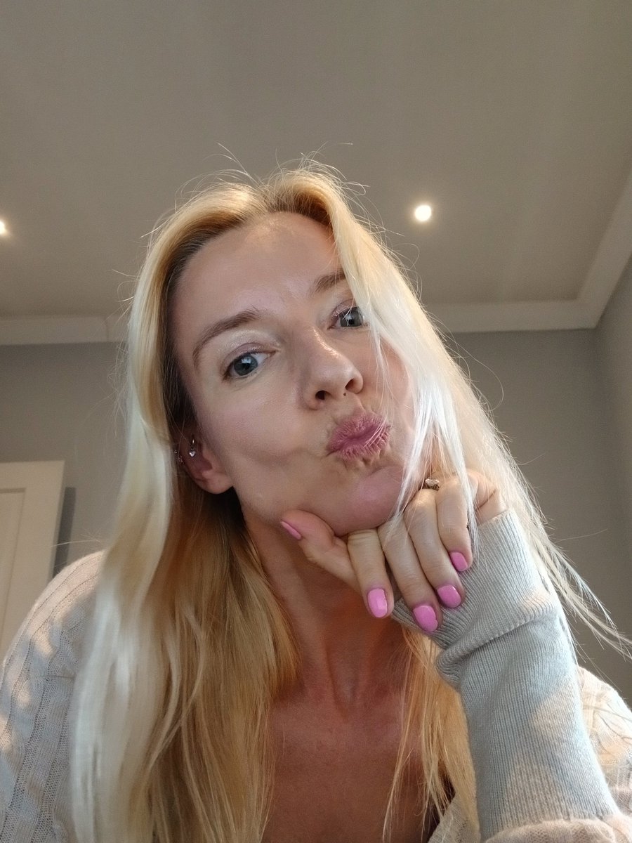 HelloElla tweet media