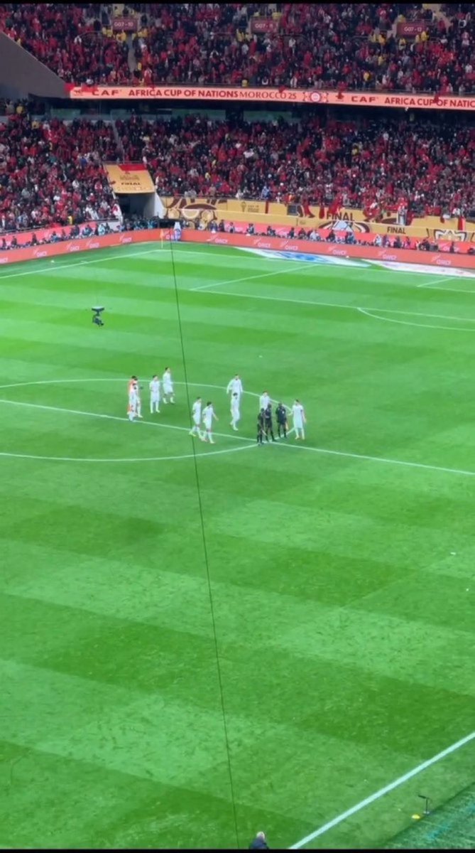 DayaeAdine's tweet photo. Les Sénégalais « On a gagné la CAN sur le terrain on a pas peur du Maroc » 

89e minute , vous voyez un Sénégalais sur le terrain ??? 🤣 https://t.co/TyhcawTvci